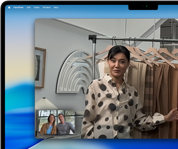Ein Videoanruf auf einem MacBook Pro. Eine Frau präsentiert ihren zwei Gesprächspartnern Stoffe. Dank Center Stage bleibt sie während ihrer Bewegungen immer automatisch im Bildfokus